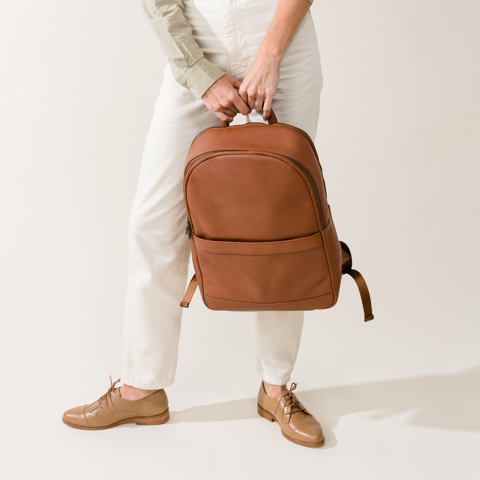 caramel leather backpack Nisolo | Unisex | Alex Commuter Backpack