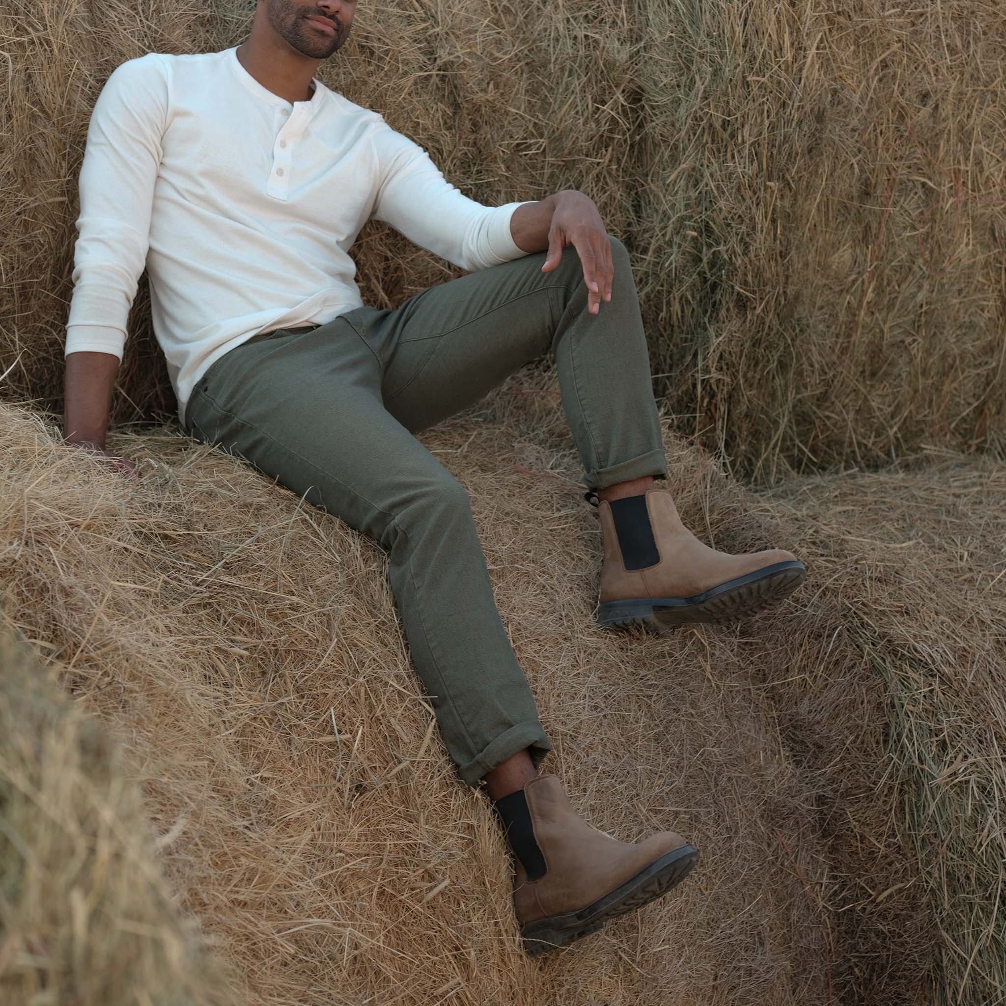 Image 3 of the Daytripper Chelsea Boot Tobacco on model