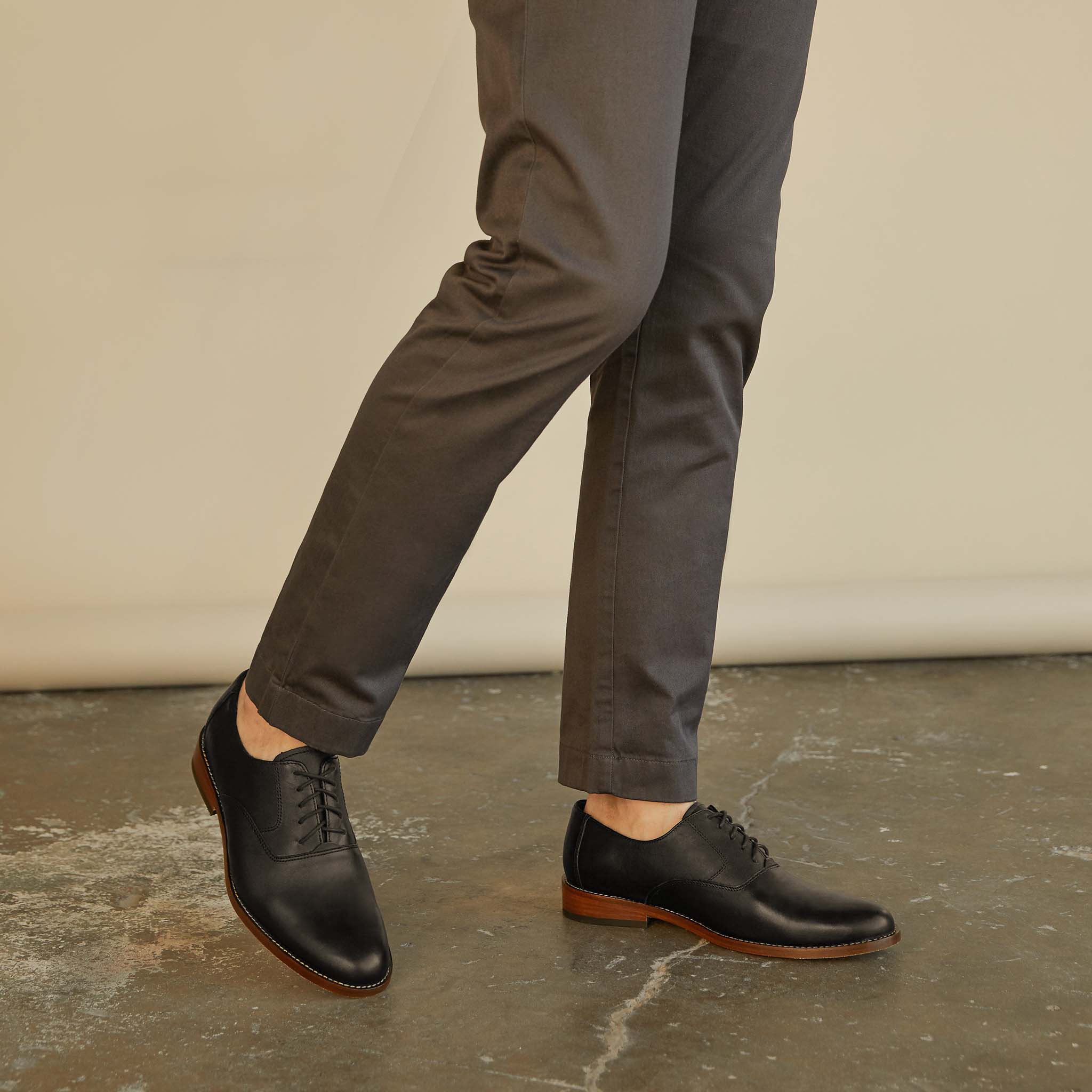 Image 2 of the Everyday Oxford Black on model
